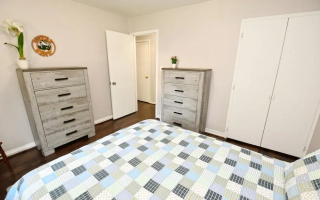 10 min Walk to ND Stadium 1820