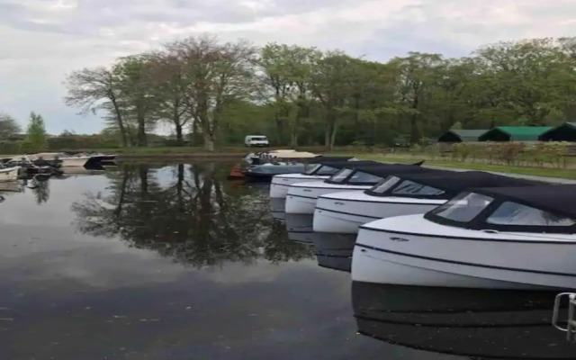 Tranquil Lakeside Stay for 4 Guests