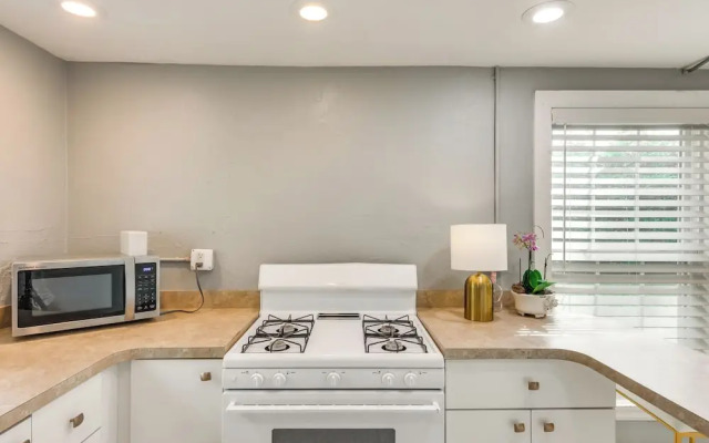 2 Mi to Dtwn Pensacola: Dog-friendly Apartment