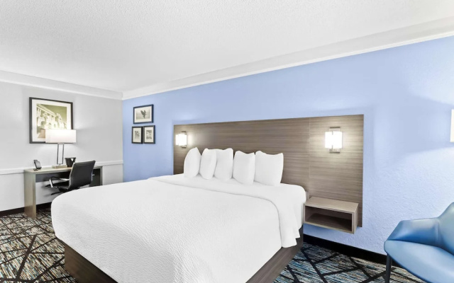 Days Inn & Suites By Wyndham Schaumburg- Woodfield Mall