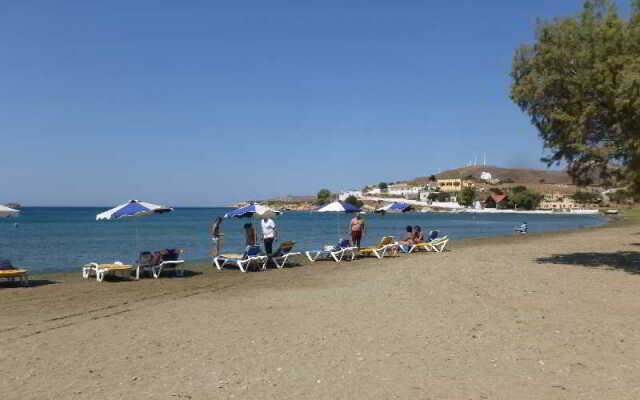 Akrogiali Rooms & Studios