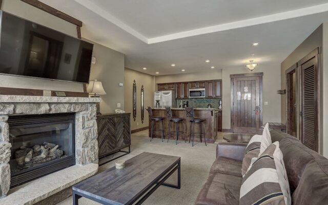 Luxury & Modern 2 Bdrm/2 Bath On Peak 7 2 Bedroom Condo by RedAwning