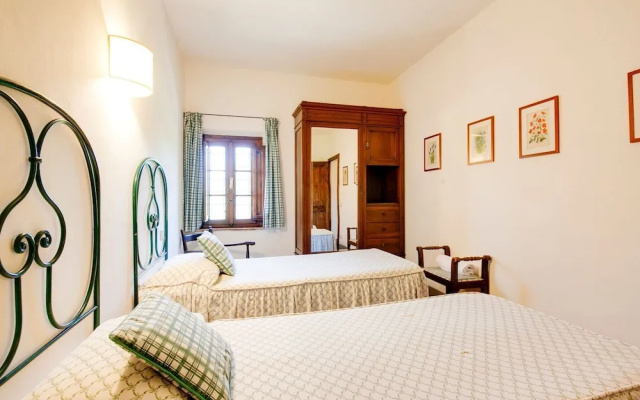 Belvilla by OYO Lavish Farmhouse With Fireplace