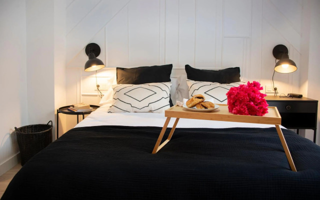 Duerme junto a la Plaza de Toros de Granada.