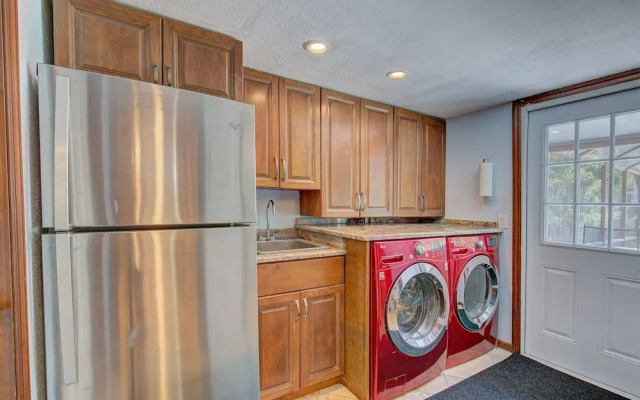 Spacious 4 3 Retreat- Heated Pool-playroom