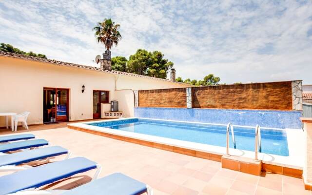 Chic Holiday Home in Playa de Pals With Terrace