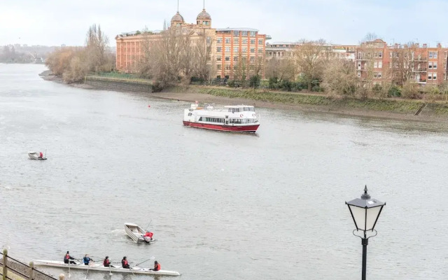 Immaculate Hammersmith Home By The River Thames