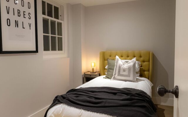 Three Bedroom Near Brick Lane by Belvilla