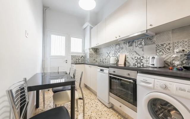 Bright 2 Bdrm apt in the Heart of Athens