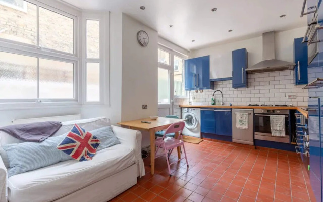 Eclectic 2 Bedroom Victorian era Apartment in Oval