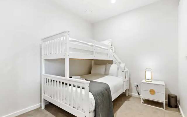 Convenient Modern 2-Bedroom Unit With Free Parking