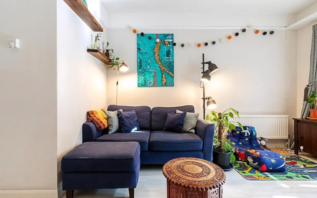 Stylish & Spacious 3-bed Home in Vibrant Bow