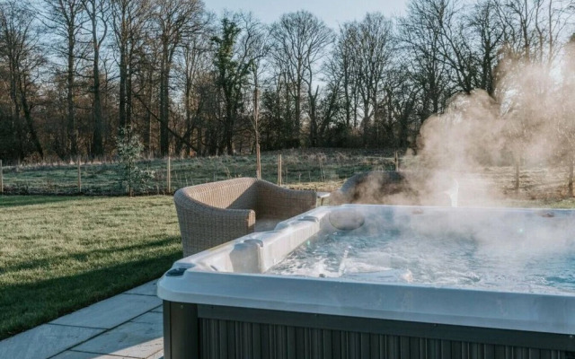 Hayward House Hot Tub Large Garden - From 1100 Per Night
