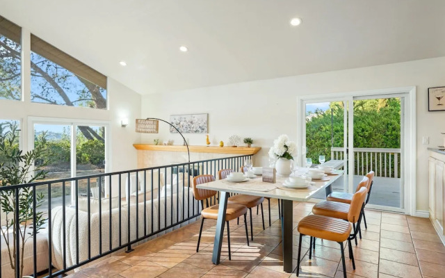 Spacious Retreat With Scenic Mountain Views