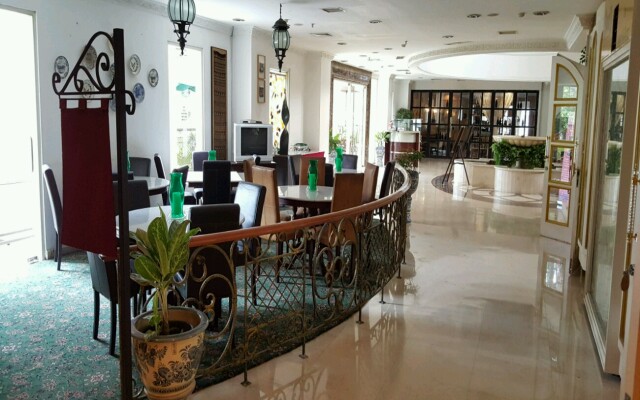 Roosseno Plaza
