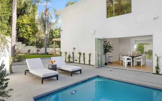 Luxury Hollywood Hills Home With Pool, Outdoor Dining & Iconic Views Skyline Chalet