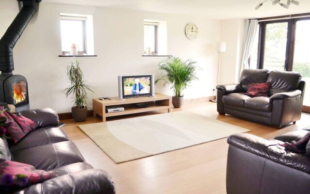 Beautifully converted 400-year-old threshing barn in East Devon. Pet-friendly.