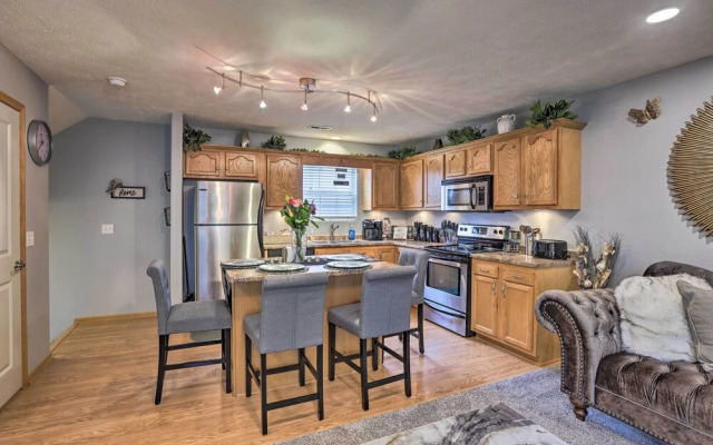 Charming Omaha Condo - 13 Miles to Downtown!