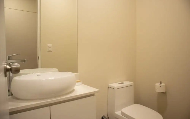 w Striking 1BR w Perfect Balcony Near Kennedy Park