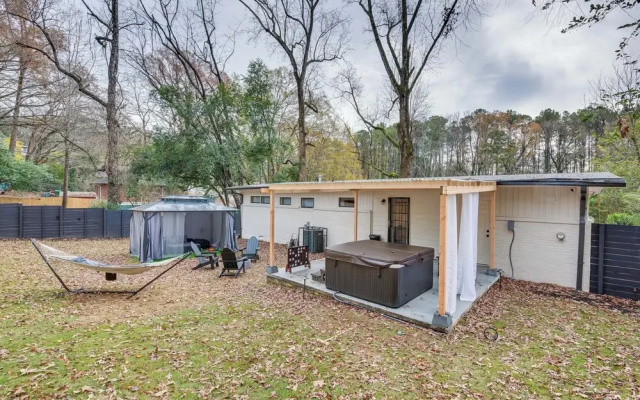 Modern Atlanta Retreat: Private Hot Tub & Yard!