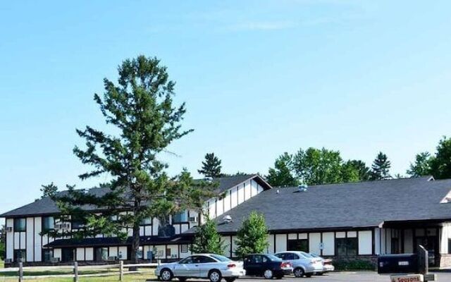 AmeriVu Inn and Suites - Hayward WI