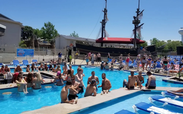 Grand Islander Hotel