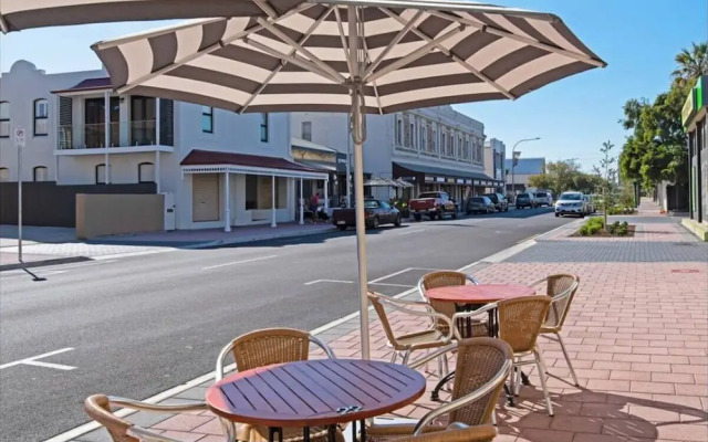 Lovely Beachside Largs Bay