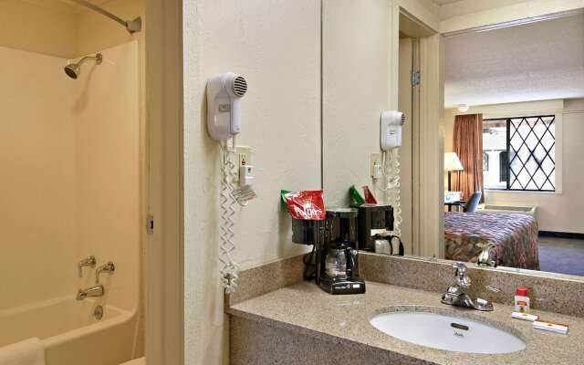 Super 8 by Wyndham Lantana West Palm Beach