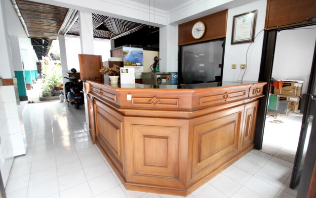 RedDoorz Plus near Alun Alun Selatan