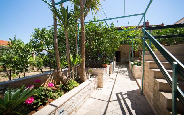 Apartment Zora - with large garden terrace: A Donji-Polanda Supetar, Island Brac