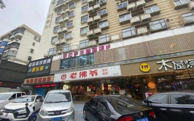Hand In Hand Lovers Theme Hotel