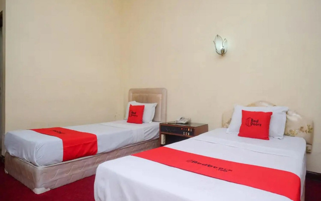 RedDoorz Plus @ Laweyan – Guest Rooms – Surakarta