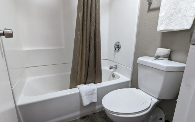 Motel 6 Leominster, MA