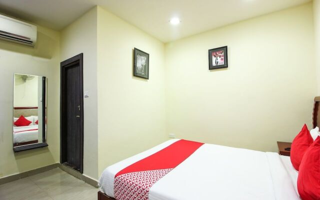OYO 22737 Chandra Grand Hotel
