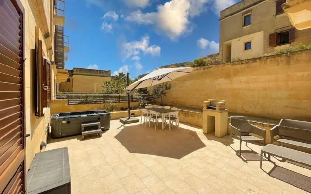 Peaceful Home With hot tub and 2 Communal Pools