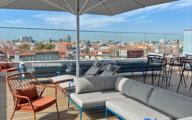 Wine & Books Porto Hotel