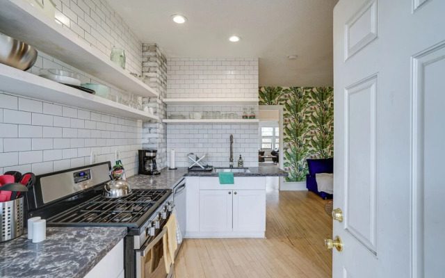 Bright Minneapolis Apartment - 1 Mi to Downtown!