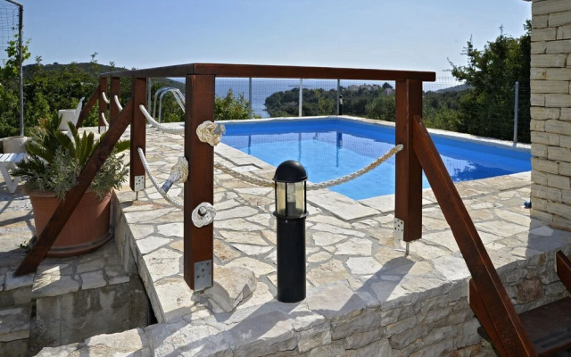 Toni - With Pool and View - A2