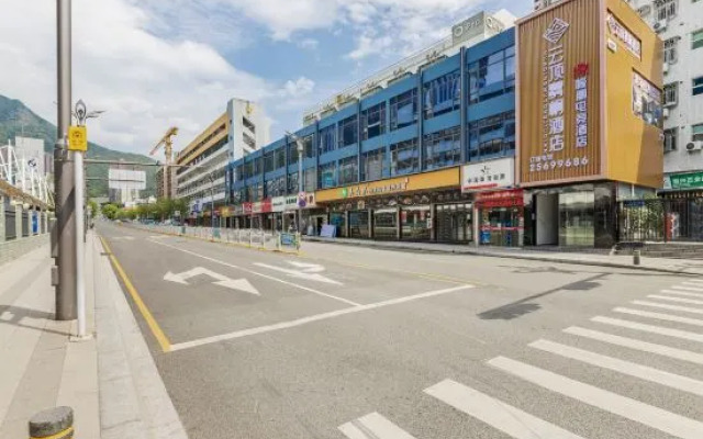 Yunding Smog Hotel (Shenzhen Lushan Scenic Area Liantang Subway Station)