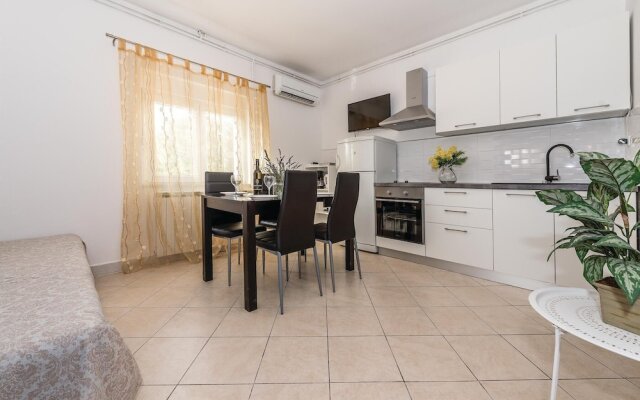 Beautiful Home in Brodarica With Wifi and 4 Bedrooms