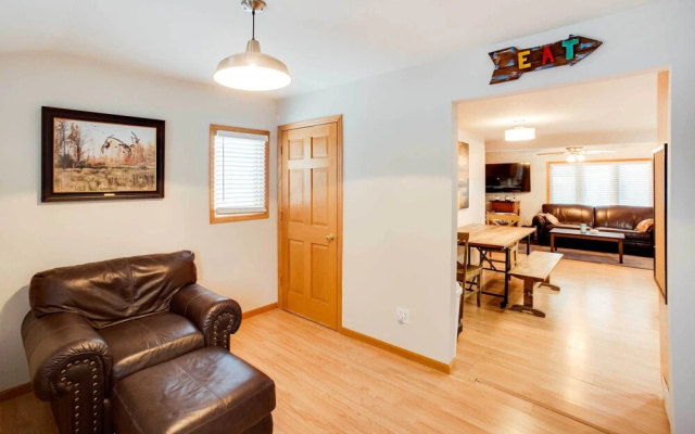 Charming Iowa Abode Near Knoxville Raceway!