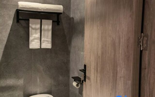 ReMAX E-sports Hotel (Ningbo Railway Station Nantang Old Street)