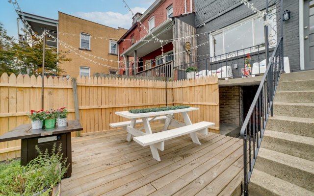 Pittsburgh Retreat w/ Deck & Outdoor Dining!