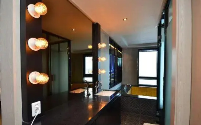 Full Moon Hotel