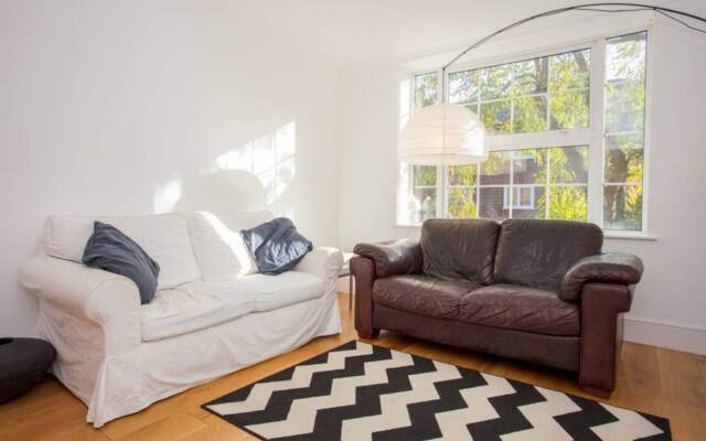 Sunny 2 Bedroom Flat in Islington