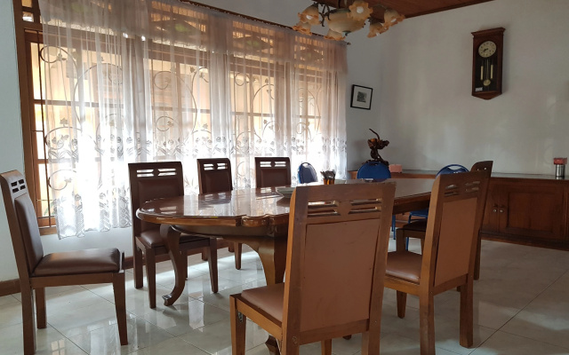 OYO 90017 Villa Mawar Asri