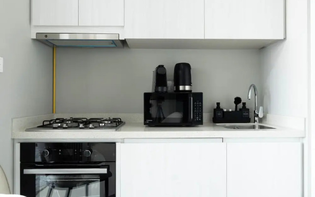 Keyrock Living - 1BR with Lake View