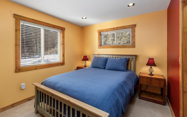 Peterson Acres 3 Bedroom Home by NW Comfy Cabins by RedAwning