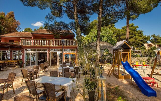 Well-Kept Apartment with AC Just 12km From Sibenik