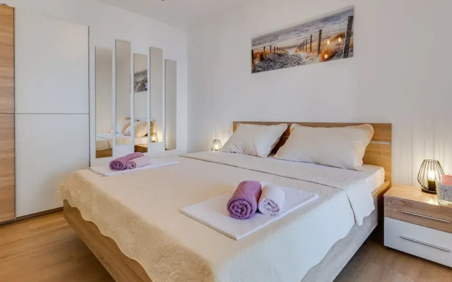 Beautiful Coastal Apartment in Karlobag